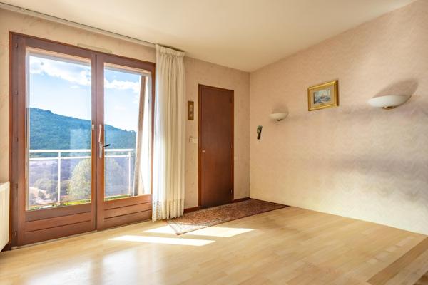 Maison d'architecte de 160m² avec magnifique vue dégagée et 5 chambres.