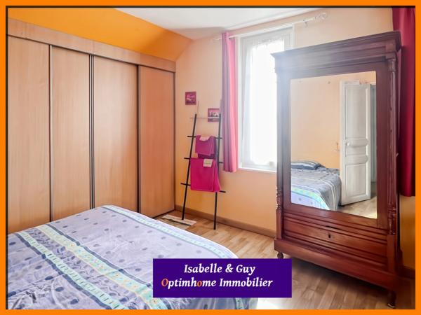 Propriété avec dépendances et grands espaces, idéale pour vivre et travailler chez soi.
