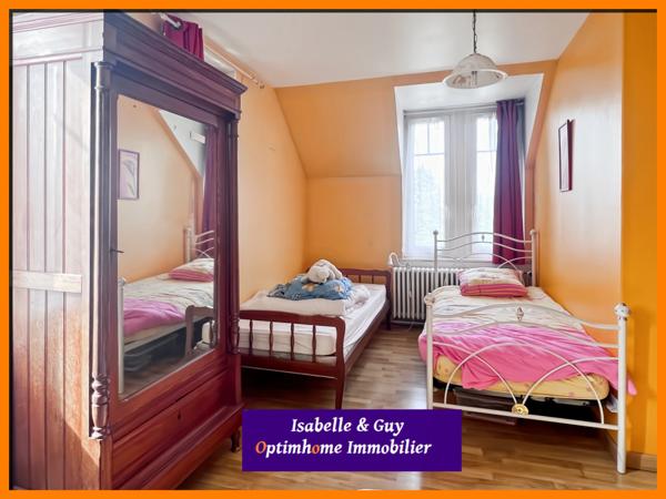 Propriété avec dépendances et grands espaces, idéale pour vivre et travailler chez soi.