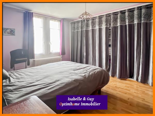 Propriété avec dépendances et grands espaces, idéale pour vivre et travailler chez soi.