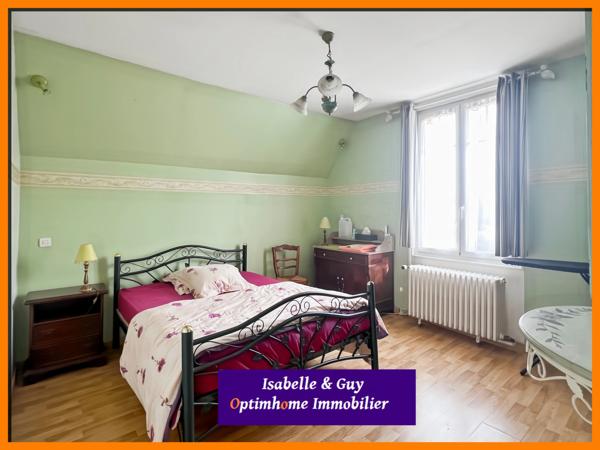 Propriété avec dépendances et grands espaces, idéale pour vivre et travailler chez soi.