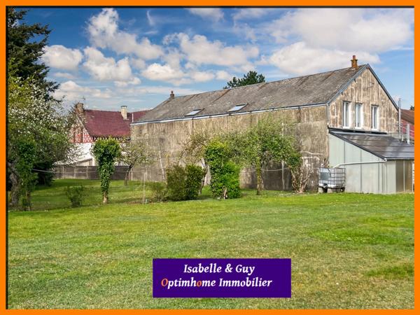 Propriété avec dépendances et grands espaces, idéale pour vivre et travailler chez soi.