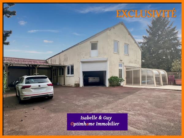 Propriété avec dépendances et grands espaces, idéale pour vivre et travailler chez soi.