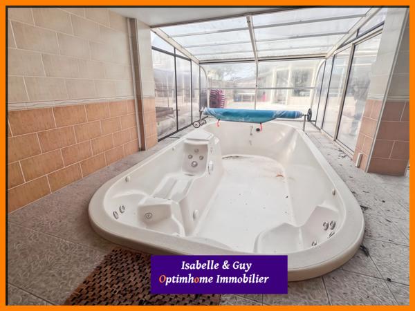 Propriété avec dépendances et grands espaces, idéale pour vivre et travailler chez soi.