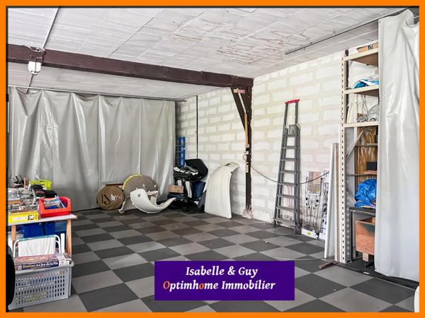 Propriété avec dépendances et grands espaces, idéale pour vivre et travailler chez soi.