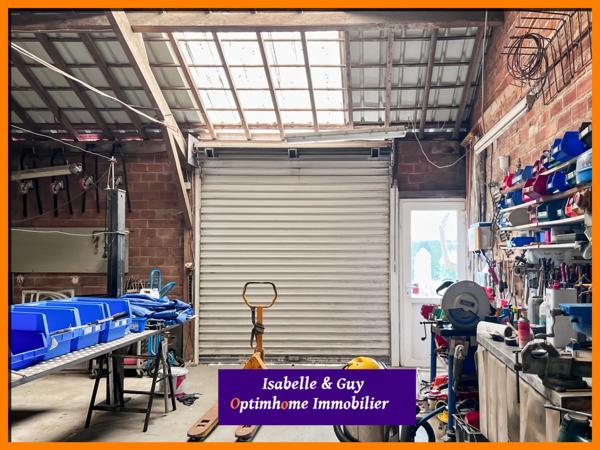 Propriété avec dépendances et grands espaces, idéale pour vivre et travailler chez soi.