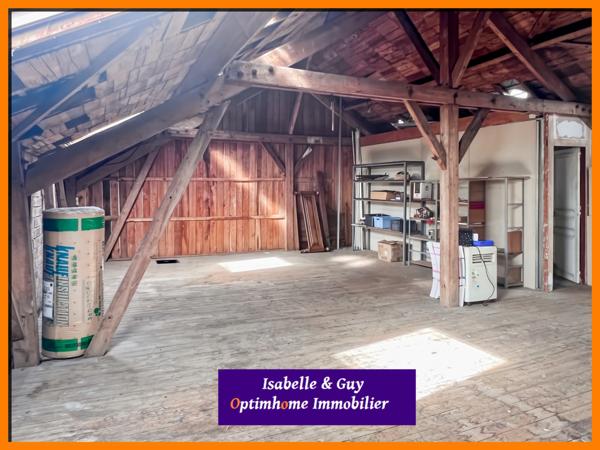 Propriété avec dépendances et grands espaces, idéale pour vivre et travailler chez soi.