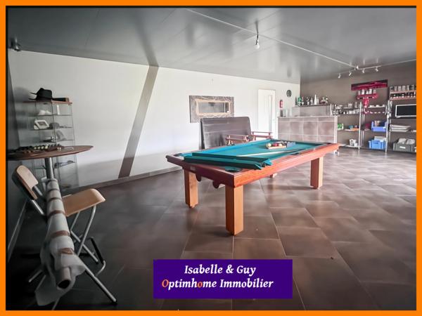 Propriété avec dépendances et grands espaces, idéale pour vivre et travailler chez soi.