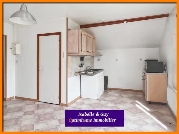 Propriété avec dépendances et grands espaces, idéale pour vivre et travailler chez soi.