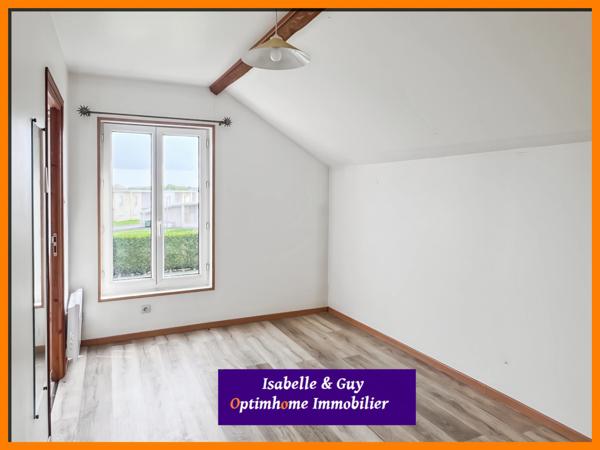 Propriété avec dépendances et grands espaces, idéale pour vivre et travailler chez soi.