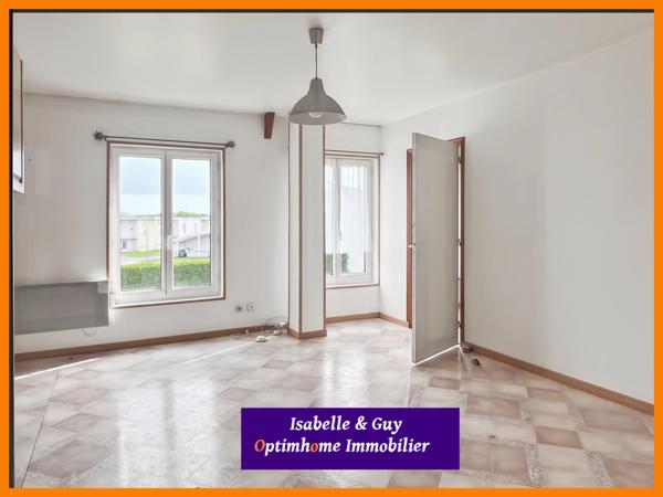 Propriété avec dépendances et grands espaces, idéale pour vivre et travailler chez soi.