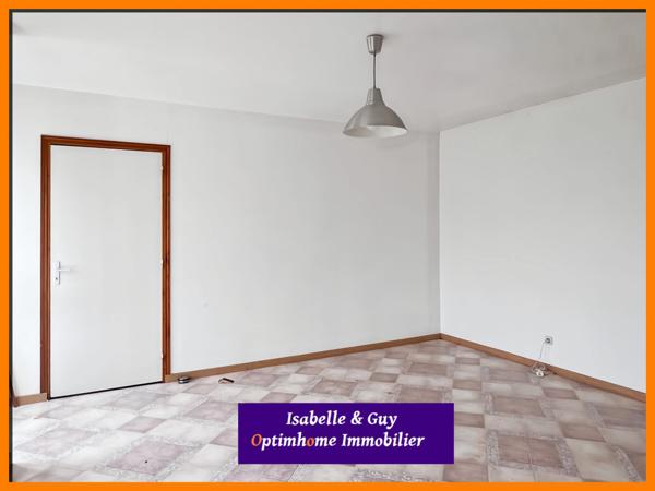 Propriété avec dépendances et grands espaces, idéale pour vivre et travailler chez soi.