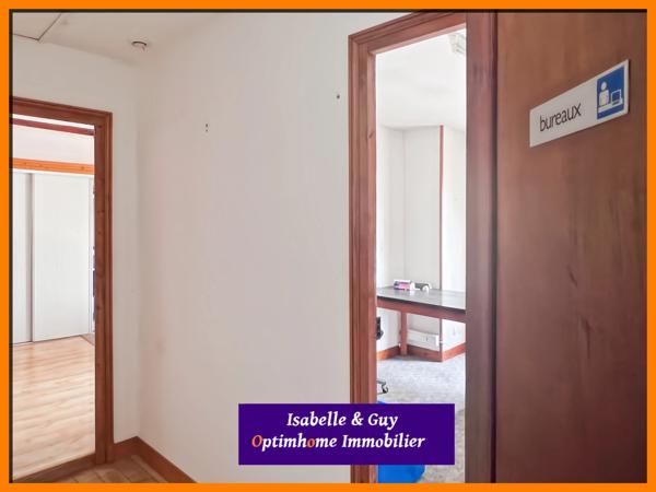 Propriété avec dépendances et grands espaces, idéale pour vivre et travailler chez soi.