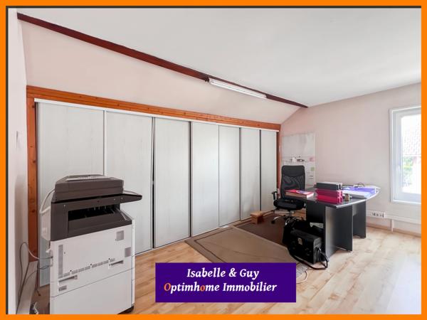 Propriété avec dépendances et grands espaces, idéale pour vivre et travailler chez soi.