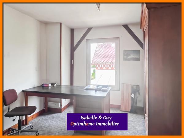 Propriété avec dépendances et grands espaces, idéale pour vivre et travailler chez soi.