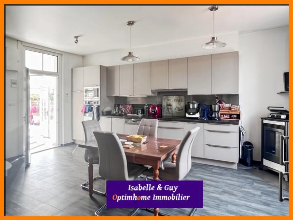 Propriété avec dépendances et grands espaces, idéale pour vivre et travailler chez soi.