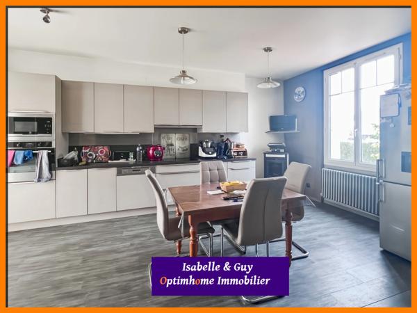 Propriété avec dépendances et grands espaces, idéale pour vivre et travailler chez soi.