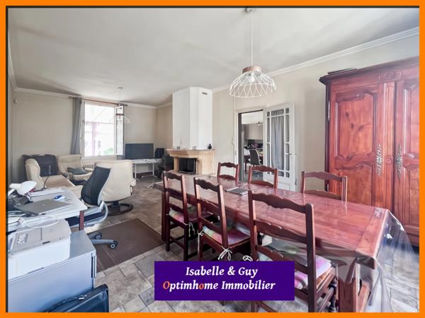 Propriété avec dépendances et grands espaces, idéale pour vivre et travailler chez soi.