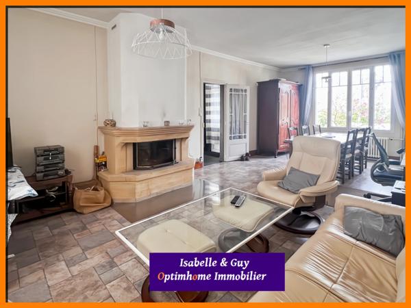 Propriété avec dépendances et grands espaces, idéale pour vivre et travailler chez soi.