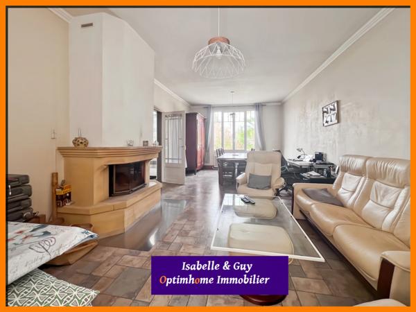 Propriété avec dépendances et grands espaces, idéale pour vivre et travailler chez soi.