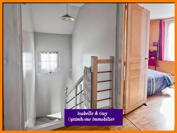 Propriété avec dépendances et grands espaces, idéale pour vivre et travailler chez soi.
