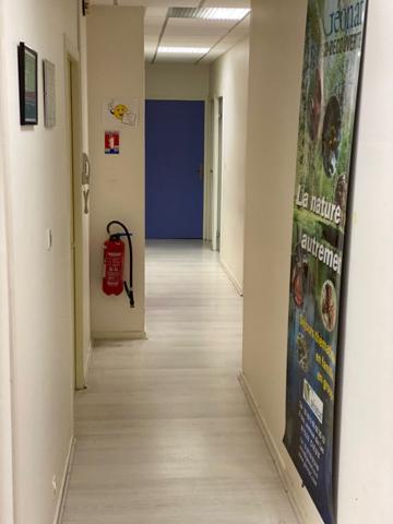 Bureau
         8 pièces
        - 125 m²