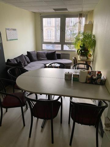 Bureau
         8 pièces
        - 125 m²
