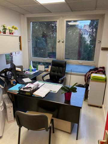 Bureau
         8 pièces
        - 125 m²