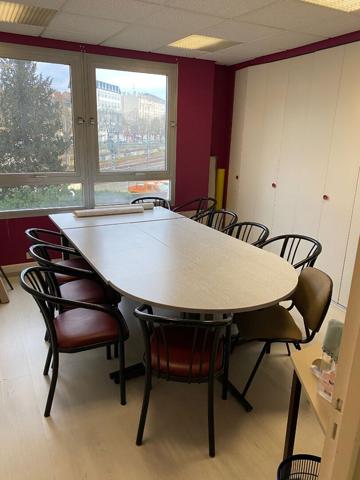 Bureau
         8 pièces
        - 125 m²