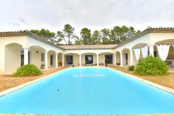 DEMEURE DE CARACTÈRE – DRAGUIGNAN – 260 M² – 2,68 HA – SA PISCINE ET SA VUE PANORAMIQUE PROPRIÉTÉ D’EXCEPTION À DRAGUIGNAN – 260 m² – 2,68 HA – PISCINE – VUE PANORAMIQUE