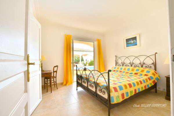 DEMEURE DE CARACTÈRE – DRAGUIGNAN – 260 M² – 2,68 HA – SA PISCINE ET SA VUE PANORAMIQUE PROPRIÉTÉ D’EXCEPTION À DRAGUIGNAN – 260 m² – 2,68 HA – PISCINE – VUE PANORAMIQUE
