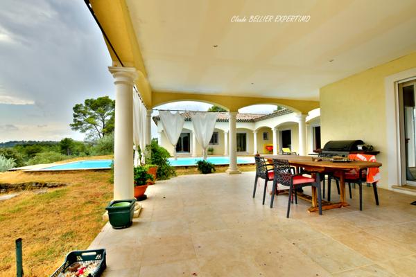 DEMEURE DE CARACTÈRE – DRAGUIGNAN – 260 M² – 2,68 HA – SA PISCINE ET SA VUE PANORAMIQUE PROPRIÉTÉ D’EXCEPTION À DRAGUIGNAN – 260 m² – 2,68 HA – PISCINE – VUE PANORAMIQUE