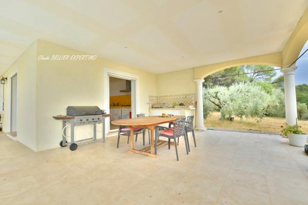 DEMEURE DE CARACTÈRE – DRAGUIGNAN – 260 M² – 2,68 HA – SA PISCINE ET SA VUE PANORAMIQUE PROPRIÉTÉ D’EXCEPTION À DRAGUIGNAN – 260 m² – 2,68 HA – PISCINE – VUE PANORAMIQUE