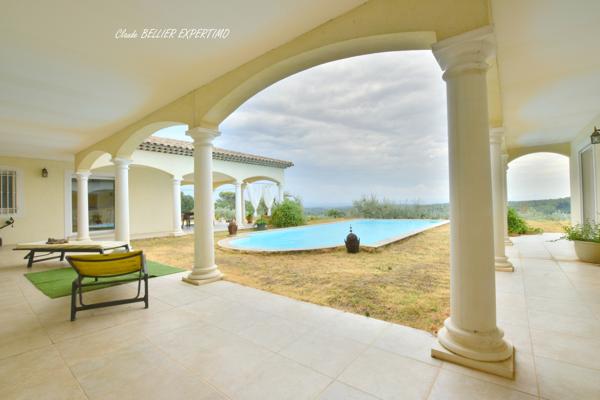 DEMEURE DE CARACTÈRE – DRAGUIGNAN – 260 M² – 2,68 HA – SA PISCINE ET SA VUE PANORAMIQUE PROPRIÉTÉ D’EXCEPTION À DRAGUIGNAN – 260 m² – 2,68 HA – PISCINE – VUE PANORAMIQUE