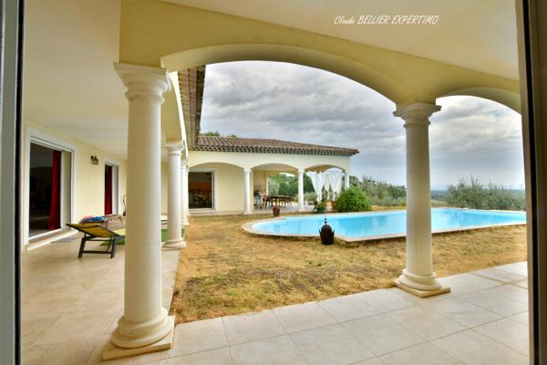 DEMEURE DE CARACTÈRE – DRAGUIGNAN – 260 M² – 2,68 HA – SA PISCINE ET SA VUE PANORAMIQUE PROPRIÉTÉ D’EXCEPTION À DRAGUIGNAN – 260 m² – 2,68 HA – PISCINE – VUE PANORAMIQUE