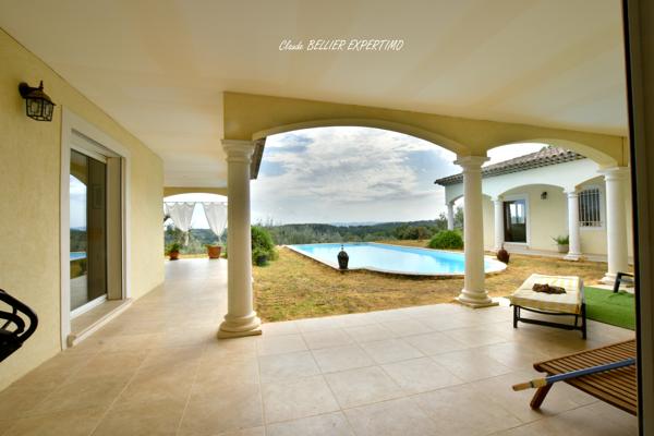 DEMEURE DE CARACTÈRE – DRAGUIGNAN – 260 M² – 2,68 HA – SA PISCINE ET SA VUE PANORAMIQUE PROPRIÉTÉ D’EXCEPTION À DRAGUIGNAN – 260 m² – 2,68 HA – PISCINE – VUE PANORAMIQUE