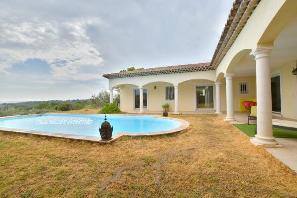 DEMEURE DE CARACTÈRE – DRAGUIGNAN – 260 M² – 2,68 HA – SA PISCINE ET SA VUE PANORAMIQUE PROPRIÉTÉ D’EXCEPTION À DRAGUIGNAN – 260 m² – 2,68 HA – PISCINE – VUE PANORAMIQUE