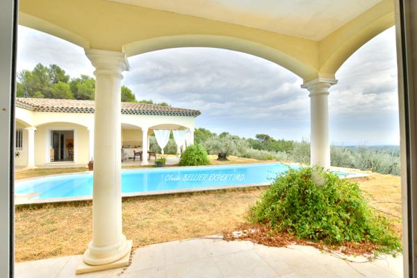 DEMEURE DE CARACTÈRE – DRAGUIGNAN – 260 M² – 2,68 HA – SA PISCINE ET SA VUE PANORAMIQUE PROPRIÉTÉ D’EXCEPTION À DRAGUIGNAN – 260 m² – 2,68 HA – PISCINE – VUE PANORAMIQUE