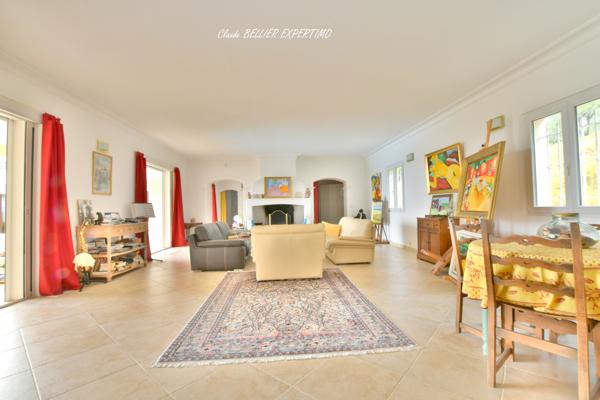 DEMEURE DE CARACTÈRE – DRAGUIGNAN – 260 M² – 2,68 HA – SA PISCINE ET SA VUE PANORAMIQUE PROPRIÉTÉ D’EXCEPTION À DRAGUIGNAN – 260 m² – 2,68 HA – PISCINE – VUE PANORAMIQUE