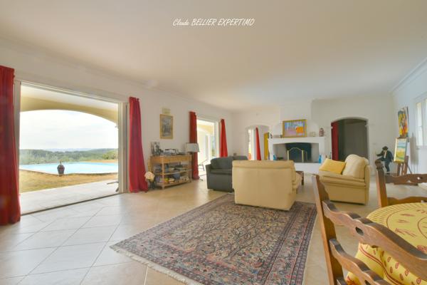 DEMEURE DE CARACTÈRE – DRAGUIGNAN – 260 M² – 2,68 HA – SA PISCINE ET SA VUE PANORAMIQUE PROPRIÉTÉ D’EXCEPTION À DRAGUIGNAN – 260 m² – 2,68 HA – PISCINE – VUE PANORAMIQUE