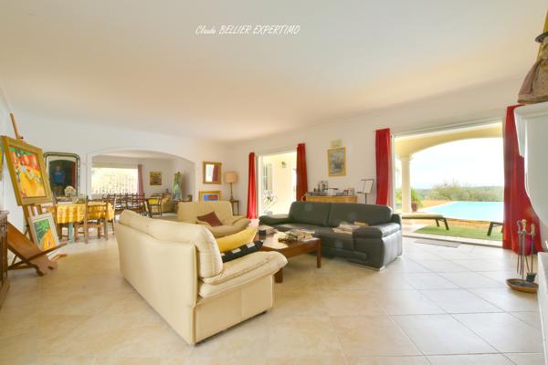 DEMEURE DE CARACTÈRE – DRAGUIGNAN – 260 M² – 2,68 HA – SA PISCINE ET SA VUE PANORAMIQUE PROPRIÉTÉ D’EXCEPTION À DRAGUIGNAN – 260 m² – 2,68 HA – PISCINE – VUE PANORAMIQUE
