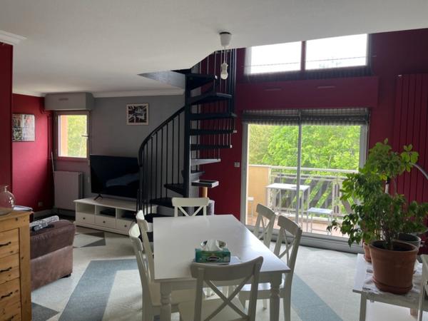 Appartement lumineux en duplex 2 chambres et grande mezzanine dans résidence arborée et sécurisée avec piscine