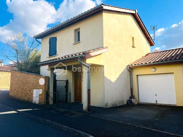 BSK IMMOBILIER, Isabelle GIROUD, vous propose sur la commune de POMMIERS à quelques minutes d'ANSE, cette agréable maison de 92 m²,  idéale pour une petite famille, située dans le centre du village,. Elle est accolée par le garage sur un seul côté.

Elle est composée au rez de chaussée d'une pièce de vie en L, avec sa cuisine ouverte, donnant sur le garage carrelé et sa buanderie, un wc avec son lave main, donnant sur l'entrée avec un grand placard mural.

A l'étage : 3 chambres de beau volume entre 11,43 et 12,75m2, une salle de bain avec baignoire et double vasque, ainsi qu'un wc séparé.

Pour le chauffage et la climatisation vous avez le choix :
- chauffage au sol avec chaudière au gaz,
- pompe à chaleur avec 2 blocs de climatisation réversible qui sont très récents, soit un par étage (chaud pour l'hiver ou froid pour l'été) , très économique, avec télécommande programmable .
- poele à granulés programmable, vous assurant des soirées agréables au coin du feu.

. Vous pouvez faire le tour de la maison par un côté ce qui est quand même pratique.

SES POINTS FORTS :
- 3 types de chauffages possible, qui vous assurent des grosses économies d'énergie,
- très beau et agréable jardin paysagé avec une grande terrasse en L qui se prolonge sur le salon de jardin,
- pièce de vie en L avec cuisine ouverte,
- 3 chambres de belles tailles,
- un garage de presque 18m2 + sa buanderie,
- 2 places de parking en plus
- DPE (diagnostic de performance énergétique) en C, ce qui est un très bon classement,
- petite cabane de jardin en bois pour le rangement,
- un village très agréable avec des promenades et des vues dégagées sur les vignes et le lac d'Anse...
- école maternelle et primaire à 150 et 200m, ainsi que les commerces,
- Bus TCL à 300m,
- l'autoroute se trouve à 6 minutes en passant par Limas, ainsi que la nationale est toute proche pour vos déplacements,
- elle fait partie d'un ancien lotissement : pas de charge, les parties communes sont devenues communales, gérées et entretenues par la mairie.
Ces points forts ne manques pas !!

Cette maison très chaleureuse, allie confort et vie agréable, elle vous permettra de profiter des beaux jours en toute tranquillité, en famille ou entre amis.

Ne tardez plus à venir la découvrir !
Pour plus d’informations et visite,  n'hésitez pas à me contacter au o6x79x59x49x39