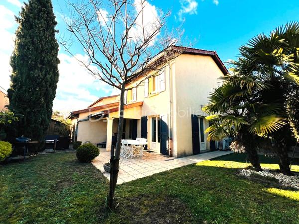 BSK IMMOBILIER, Isabelle GIROUD, vous propose sur la commune de POMMIERS à quelques minutes d'ANSE, cette agréable maison de 92 m²,  idéale pour une petite famille, située dans le centre du village,. Elle est accolée par le garage sur un seul côté.

Elle est composée au rez de chaussée d'une pièce de vie en L, avec sa cuisine ouverte, donnant sur le garage carrelé et sa buanderie, un wc avec son lave main, donnant sur l'entrée avec un grand placard mural.

A l'étage : 3 chambres de beau volume entre 11,43 et 12,75m2, une salle de bain avec baignoire et double vasque, ainsi qu'un wc séparé.

Pour le chauffage et la climatisation vous avez le choix :
- chauffage au sol avec chaudière au gaz,
- pompe à chaleur avec 2 blocs de climatisation réversible qui sont très récents, soit un par étage (chaud pour l'hiver ou froid pour l'été) , très économique, avec télécommande programmable .
- poele à granulés programmable, vous assurant des soirées agréables au coin du feu.

. Vous pouvez faire le tour de la maison par un côté ce qui est quand même pratique.

SES POINTS FORTS :
- 3 types de chauffages possible, qui vous assurent des grosses économies d'énergie,
- très beau et agréable jardin paysagé avec une grande terrasse en L qui se prolonge sur le salon de jardin,
- pièce de vie en L avec cuisine ouverte,
- 3 chambres de belles tailles,
- un garage de presque 18m2 + sa buanderie,
- 2 places de parking en plus
- DPE (diagnostic de performance énergétique) en C, ce qui est un très bon classement,
- petite cabane de jardin en bois pour le rangement,
- un village très agréable avec des promenades et des vues dégagées sur les vignes et le lac d'Anse...
- école maternelle et primaire à 150 et 200m, ainsi que les commerces,
- Bus TCL à 300m,
- l'autoroute se trouve à 6 minutes en passant par Limas, ainsi que la nationale est toute proche pour vos déplacements,
- elle fait partie d'un ancien lotissement : pas de charge, les parties communes sont devenues communales, gérées et entretenues par la mairie.
Ces points forts ne manques pas !!

Cette maison très chaleureuse, allie confort et vie agréable, elle vous permettra de profiter des beaux jours en toute tranquillité, en famille ou entre amis.

Ne tardez plus à venir la découvrir !
Pour plus d’informations et visite,  n'hésitez pas à me contacter au o6x79x59x49x39