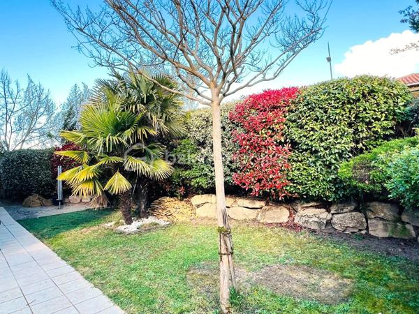 BSK IMMOBILIER, Isabelle GIROUD, vous propose sur la commune de POMMIERS à quelques minutes d'ANSE, cette agréable maison de 92 m²,  idéale pour une petite famille, située dans le centre du village,. Elle est accolée par le garage sur un seul côté.

Elle est composée au rez de chaussée d'une pièce de vie en L, avec sa cuisine ouverte, donnant sur le garage carrelé et sa buanderie, un wc avec son lave main, donnant sur l'entrée avec un grand placard mural.

A l'étage : 3 chambres de beau volume entre 11,43 et 12,75m2, une salle de bain avec baignoire et double vasque, ainsi qu'un wc séparé.

Pour le chauffage et la climatisation vous avez le choix :
- chauffage au sol avec chaudière au gaz,
- pompe à chaleur avec 2 blocs de climatisation réversible qui sont très récents, soit un par étage (chaud pour l'hiver ou froid pour l'été) , très économique, avec télécommande programmable .
- poele à granulés programmable, vous assurant des soirées agréables au coin du feu.

. Vous pouvez faire le tour de la maison par un côté ce qui est quand même pratique.

SES POINTS FORTS :
- 3 types de chauffages possible, qui vous assurent des grosses économies d'énergie,
- très beau et agréable jardin paysagé avec une grande terrasse en L qui se prolonge sur le salon de jardin,
- pièce de vie en L avec cuisine ouverte,
- 3 chambres de belles tailles,
- un garage de presque 18m2 + sa buanderie,
- 2 places de parking en plus
- DPE (diagnostic de performance énergétique) en C, ce qui est un très bon classement,
- petite cabane de jardin en bois pour le rangement,
- un village très agréable avec des promenades et des vues dégagées sur les vignes et le lac d'Anse...
- école maternelle et primaire à 150 et 200m, ainsi que les commerces,
- Bus TCL à 300m,
- l'autoroute se trouve à 6 minutes en passant par Limas, ainsi que la nationale est toute proche pour vos déplacements,
- elle fait partie d'un ancien lotissement : pas de charge, les parties communes sont devenues communales, gérées et entretenues par la mairie.
Ces points forts ne manques pas !!

Cette maison très chaleureuse, allie confort et vie agréable, elle vous permettra de profiter des beaux jours en toute tranquillité, en famille ou entre amis.

Ne tardez plus à venir la découvrir !
Pour plus d’informations et visite,  n'hésitez pas à me contacter au o6x79x59x49x39