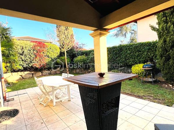 BSK IMMOBILIER, Isabelle GIROUD, vous propose sur la commune de POMMIERS à quelques minutes d'ANSE, cette agréable maison de 92 m²,  idéale pour une petite famille, située dans le centre du village,. Elle est accolée par le garage sur un seul côté.

Elle est composée au rez de chaussée d'une pièce de vie en L, avec sa cuisine ouverte, donnant sur le garage carrelé et sa buanderie, un wc avec son lave main, donnant sur l'entrée avec un grand placard mural.

A l'étage : 3 chambres de beau volume entre 11,43 et 12,75m2, une salle de bain avec baignoire et double vasque, ainsi qu'un wc séparé.

Pour le chauffage et la climatisation vous avez le choix :
- chauffage au sol avec chaudière au gaz,
- pompe à chaleur avec 2 blocs de climatisation réversible qui sont très récents, soit un par étage (chaud pour l'hiver ou froid pour l'été) , très économique, avec télécommande programmable .
- poele à granulés programmable, vous assurant des soirées agréables au coin du feu.

. Vous pouvez faire le tour de la maison par un côté ce qui est quand même pratique.

SES POINTS FORTS :
- 3 types de chauffages possible, qui vous assurent des grosses économies d'énergie,
- très beau et agréable jardin paysagé avec une grande terrasse en L qui se prolonge sur le salon de jardin,
- pièce de vie en L avec cuisine ouverte,
- 3 chambres de belles tailles,
- un garage de presque 18m2 + sa buanderie,
- 2 places de parking en plus
- DPE (diagnostic de performance énergétique) en C, ce qui est un très bon classement,
- petite cabane de jardin en bois pour le rangement,
- un village très agréable avec des promenades et des vues dégagées sur les vignes et le lac d'Anse...
- école maternelle et primaire à 150 et 200m, ainsi que les commerces,
- Bus TCL à 300m,
- l'autoroute se trouve à 6 minutes en passant par Limas, ainsi que la nationale est toute proche pour vos déplacements,
- elle fait partie d'un ancien lotissement : pas de charge, les parties communes sont devenues communales, gérées et entretenues par la mairie.
Ces points forts ne manques pas !!

Cette maison très chaleureuse, allie confort et vie agréable, elle vous permettra de profiter des beaux jours en toute tranquillité, en famille ou entre amis.

Ne tardez plus à venir la découvrir !
Pour plus d’informations et visite,  n'hésitez pas à me contacter au o6x79x59x49x39