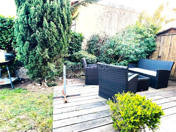 BSK IMMOBILIER, Isabelle GIROUD, vous propose sur la commune de POMMIERS à quelques minutes d'ANSE, cette agréable maison de 92 m²,  idéale pour une petite famille, située dans le centre du village,. Elle est accolée par le garage sur un seul côté.

Elle est composée au rez de chaussée d'une pièce de vie en L, avec sa cuisine ouverte, donnant sur le garage carrelé et sa buanderie, un wc avec son lave main, donnant sur l'entrée avec un grand placard mural.

A l'étage : 3 chambres de beau volume entre 11,43 et 12,75m2, une salle de bain avec baignoire et double vasque, ainsi qu'un wc séparé.

Pour le chauffage et la climatisation vous avez le choix :
- chauffage au sol avec chaudière au gaz,
- pompe à chaleur avec 2 blocs de climatisation réversible qui sont très récents, soit un par étage (chaud pour l'hiver ou froid pour l'été) , très économique, avec télécommande programmable .
- poele à granulés programmable, vous assurant des soirées agréables au coin du feu.

. Vous pouvez faire le tour de la maison par un côté ce qui est quand même pratique.

SES POINTS FORTS :
- 3 types de chauffages possible, qui vous assurent des grosses économies d'énergie,
- très beau et agréable jardin paysagé avec une grande terrasse en L qui se prolonge sur le salon de jardin,
- pièce de vie en L avec cuisine ouverte,
- 3 chambres de belles tailles,
- un garage de presque 18m2 + sa buanderie,
- 2 places de parking en plus
- DPE (diagnostic de performance énergétique) en C, ce qui est un très bon classement,
- petite cabane de jardin en bois pour le rangement,
- un village très agréable avec des promenades et des vues dégagées sur les vignes et le lac d'Anse...
- école maternelle et primaire à 150 et 200m, ainsi que les commerces,
- Bus TCL à 300m,
- l'autoroute se trouve à 6 minutes en passant par Limas, ainsi que la nationale est toute proche pour vos déplacements,
- elle fait partie d'un ancien lotissement : pas de charge, les parties communes sont devenues communales, gérées et entretenues par la mairie.
Ces points forts ne manques pas !!

Cette maison très chaleureuse, allie confort et vie agréable, elle vous permettra de profiter des beaux jours en toute tranquillité, en famille ou entre amis.

Ne tardez plus à venir la découvrir !
Pour plus d’informations et visite,  n'hésitez pas à me contacter au o6x79x59x49x39