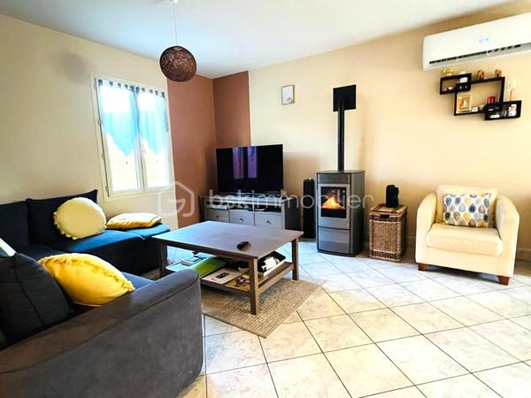 BSK IMMOBILIER, Isabelle GIROUD, vous propose sur la commune de POMMIERS à quelques minutes d'ANSE, cette agréable maison de 92 m²,  idéale pour une petite famille, située dans le centre du village,. Elle est accolée par le garage sur un seul côté.

Elle est composée au rez de chaussée d'une pièce de vie en L, avec sa cuisine ouverte, donnant sur le garage carrelé et sa buanderie, un wc avec son lave main, donnant sur l'entrée avec un grand placard mural.

A l'étage : 3 chambres de beau volume entre 11,43 et 12,75m2, une salle de bain avec baignoire et double vasque, ainsi qu'un wc séparé.

Pour le chauffage et la climatisation vous avez le choix :
- chauffage au sol avec chaudière au gaz,
- pompe à chaleur avec 2 blocs de climatisation réversible qui sont très récents, soit un par étage (chaud pour l'hiver ou froid pour l'été) , très économique, avec télécommande programmable .
- poele à granulés programmable, vous assurant des soirées agréables au coin du feu.

. Vous pouvez faire le tour de la maison par un côté ce qui est quand même pratique.

SES POINTS FORTS :
- 3 types de chauffages possible, qui vous assurent des grosses économies d'énergie,
- très beau et agréable jardin paysagé avec une grande terrasse en L qui se prolonge sur le salon de jardin,
- pièce de vie en L avec cuisine ouverte,
- 3 chambres de belles tailles,
- un garage de presque 18m2 + sa buanderie,
- 2 places de parking en plus
- DPE (diagnostic de performance énergétique) en C, ce qui est un très bon classement,
- petite cabane de jardin en bois pour le rangement,
- un village très agréable avec des promenades et des vues dégagées sur les vignes et le lac d'Anse...
- école maternelle et primaire à 150 et 200m, ainsi que les commerces,
- Bus TCL à 300m,
- l'autoroute se trouve à 6 minutes en passant par Limas, ainsi que la nationale est toute proche pour vos déplacements,
- elle fait partie d'un ancien lotissement : pas de charge, les parties communes sont devenues communales, gérées et entretenues par la mairie.
Ces points forts ne manques pas !!

Cette maison très chaleureuse, allie confort et vie agréable, elle vous permettra de profiter des beaux jours en toute tranquillité, en famille ou entre amis.

Ne tardez plus à venir la découvrir !
Pour plus d’informations et visite,  n'hésitez pas à me contacter au o6x79x59x49x39