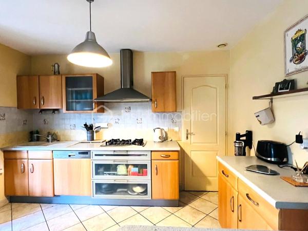 BSK IMMOBILIER, Isabelle GIROUD, vous propose sur la commune de POMMIERS à quelques minutes d'ANSE, cette agréable maison de 92 m²,  idéale pour une petite famille, située dans le centre du village,. Elle est accolée par le garage sur un seul côté.

Elle est composée au rez de chaussée d'une pièce de vie en L, avec sa cuisine ouverte, donnant sur le garage carrelé et sa buanderie, un wc avec son lave main, donnant sur l'entrée avec un grand placard mural.

A l'étage : 3 chambres de beau volume entre 11,43 et 12,75m2, une salle de bain avec baignoire et double vasque, ainsi qu'un wc séparé.

Pour le chauffage et la climatisation vous avez le choix :
- chauffage au sol avec chaudière au gaz,
- pompe à chaleur avec 2 blocs de climatisation réversible qui sont très récents, soit un par étage (chaud pour l'hiver ou froid pour l'été) , très économique, avec télécommande programmable .
- poele à granulés programmable, vous assurant des soirées agréables au coin du feu.

. Vous pouvez faire le tour de la maison par un côté ce qui est quand même pratique.

SES POINTS FORTS :
- 3 types de chauffages possible, qui vous assurent des grosses économies d'énergie,
- très beau et agréable jardin paysagé avec une grande terrasse en L qui se prolonge sur le salon de jardin,
- pièce de vie en L avec cuisine ouverte,
- 3 chambres de belles tailles,
- un garage de presque 18m2 + sa buanderie,
- 2 places de parking en plus
- DPE (diagnostic de performance énergétique) en C, ce qui est un très bon classement,
- petite cabane de jardin en bois pour le rangement,
- un village très agréable avec des promenades et des vues dégagées sur les vignes et le lac d'Anse...
- école maternelle et primaire à 150 et 200m, ainsi que les commerces,
- Bus TCL à 300m,
- l'autoroute se trouve à 6 minutes en passant par Limas, ainsi que la nationale est toute proche pour vos déplacements,
- elle fait partie d'un ancien lotissement : pas de charge, les parties communes sont devenues communales, gérées et entretenues par la mairie.
Ces points forts ne manques pas !!

Cette maison très chaleureuse, allie confort et vie agréable, elle vous permettra de profiter des beaux jours en toute tranquillité, en famille ou entre amis.

Ne tardez plus à venir la découvrir !
Pour plus d’informations et visite,  n'hésitez pas à me contacter au o6x79x59x49x39