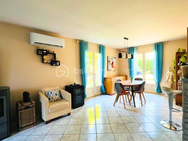 BSK IMMOBILIER, Isabelle GIROUD, vous propose sur la commune de POMMIERS à quelques minutes d'ANSE, cette agréable maison de 92 m²,  idéale pour une petite famille, située dans le centre du village,. Elle est accolée par le garage sur un seul côté.

Elle est composée au rez de chaussée d'une pièce de vie en L, avec sa cuisine ouverte, donnant sur le garage carrelé et sa buanderie, un wc avec son lave main, donnant sur l'entrée avec un grand placard mural.

A l'étage : 3 chambres de beau volume entre 11,43 et 12,75m2, une salle de bain avec baignoire et double vasque, ainsi qu'un wc séparé.

Pour le chauffage et la climatisation vous avez le choix :
- chauffage au sol avec chaudière au gaz,
- pompe à chaleur avec 2 blocs de climatisation réversible qui sont très récents, soit un par étage (chaud pour l'hiver ou froid pour l'été) , très économique, avec télécommande programmable .
- poele à granulés programmable, vous assurant des soirées agréables au coin du feu.

. Vous pouvez faire le tour de la maison par un côté ce qui est quand même pratique.

SES POINTS FORTS :
- 3 types de chauffages possible, qui vous assurent des grosses économies d'énergie,
- très beau et agréable jardin paysagé avec une grande terrasse en L qui se prolonge sur le salon de jardin,
- pièce de vie en L avec cuisine ouverte,
- 3 chambres de belles tailles,
- un garage de presque 18m2 + sa buanderie,
- 2 places de parking en plus
- DPE (diagnostic de performance énergétique) en C, ce qui est un très bon classement,
- petite cabane de jardin en bois pour le rangement,
- un village très agréable avec des promenades et des vues dégagées sur les vignes et le lac d'Anse...
- école maternelle et primaire à 150 et 200m, ainsi que les commerces,
- Bus TCL à 300m,
- l'autoroute se trouve à 6 minutes en passant par Limas, ainsi que la nationale est toute proche pour vos déplacements,
- elle fait partie d'un ancien lotissement : pas de charge, les parties communes sont devenues communales, gérées et entretenues par la mairie.
Ces points forts ne manques pas !!

Cette maison très chaleureuse, allie confort et vie agréable, elle vous permettra de profiter des beaux jours en toute tranquillité, en famille ou entre amis.

Ne tardez plus à venir la découvrir !
Pour plus d’informations et visite,  n'hésitez pas à me contacter au o6x79x59x49x39